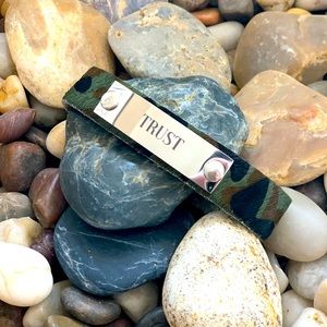 TRUST camo leather strap bracelet